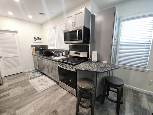 Neat Retreat-Comfortable and Cozy 2 BR,Close to all!