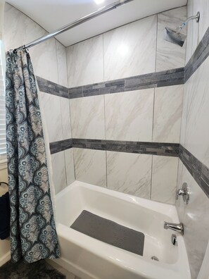 Secadora de cabello, toallas, jabón, papel de baño 