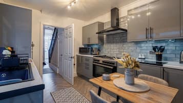 Suite de lujo | Cocina privada | Frigorífico grande, microondas, placa de cocina y hervidor eléctrico