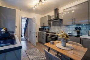 Suite de lujo | Cocina privada | Refrigerador con congelador, microondas y parrilla de estufa 