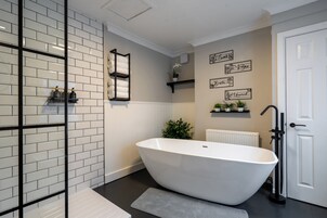Luxury Suite | Bathroom | Combined shower/tub, free toiletries, hair dryer, towels