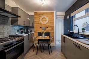 Phòng Suite Cao cấp | Bếp riêng | Tủ lạnh, lò vi sóng, bếp nấu, ấm điện 