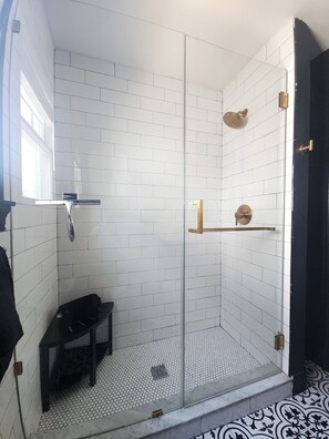 Hair dryer, towels, soap, toilet paper - Chic Haven-1 Block to Inlet Boardwalk,Close to All (Atlantic City)