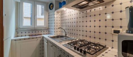 Mikrowelle, Herdplatte, Geschirrspüler, Toaster