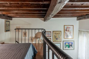 1 habitación, tabla de planchar con plancha y ropa de cama