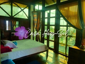 3 bedrooms, WiFi, bed sheets - Hey-sol house, ocean front, pool terrace. (Bahía de Caráquez)