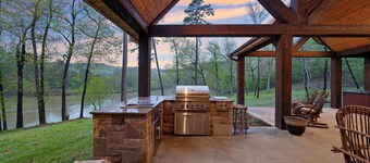Riverfront Cabin, Bunkhouse & Saloon-160 Acres/ATV Trails!Kayaks Provided!