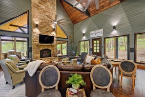 TV connectée, cheminée, livres, chaîne hi-fi