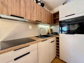 Micro-ondes, four, lave-vaisselle, cafetière/bouilloire