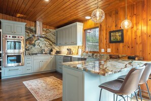 Kylskåp, mikrovågsugn, ugn och spishäll