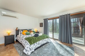 4 bedrooms, desk, iron/ironing board, free WiFi - Woodscape | Updated Montreat Home | 5 Minutes to Black Mtn! (Montreat)