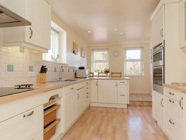 Kühlschrank, Mikrowelle, Ofen, Geschirrspüler