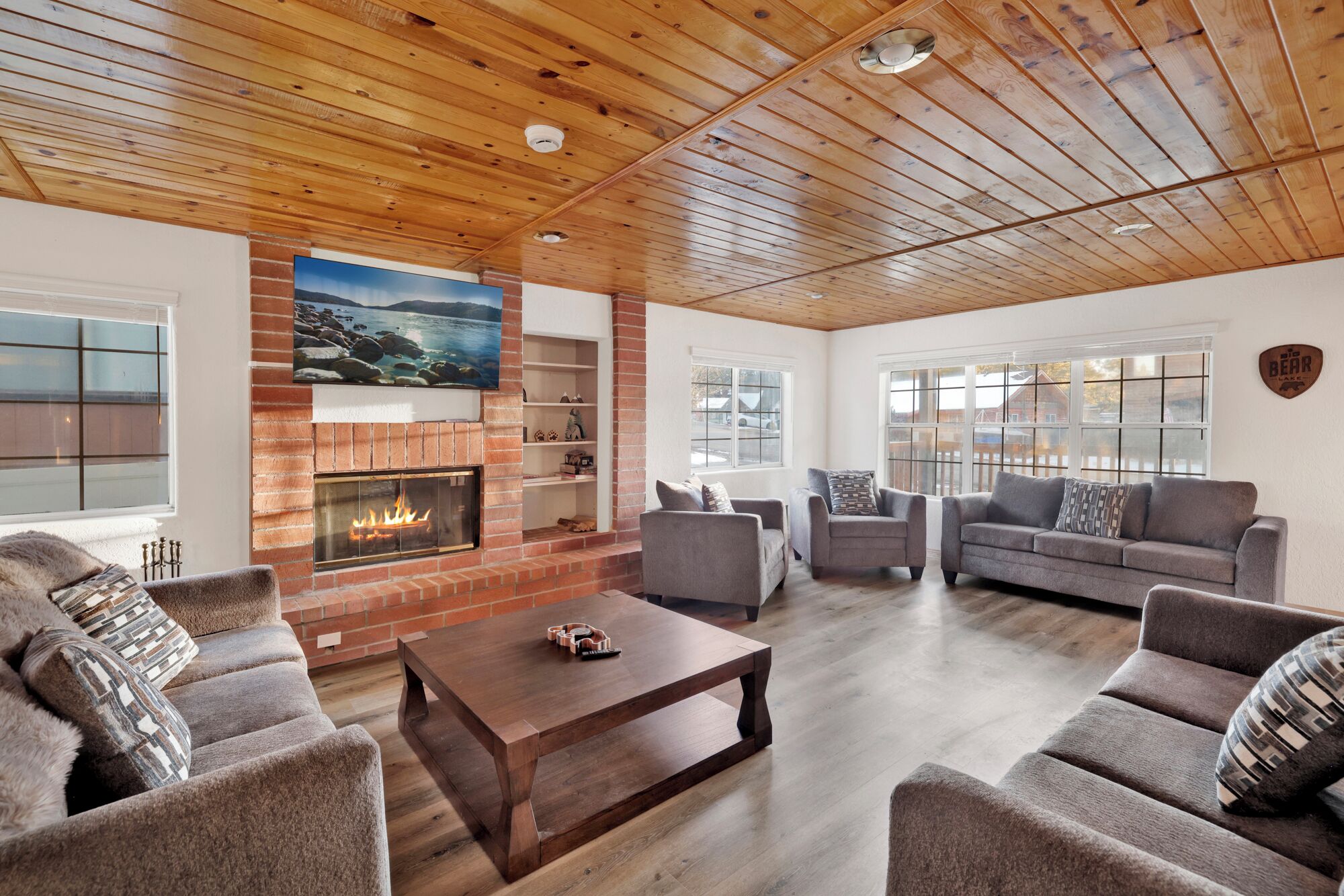 Smart-tv, een open haard, videospelletjes en tafelvoetbal