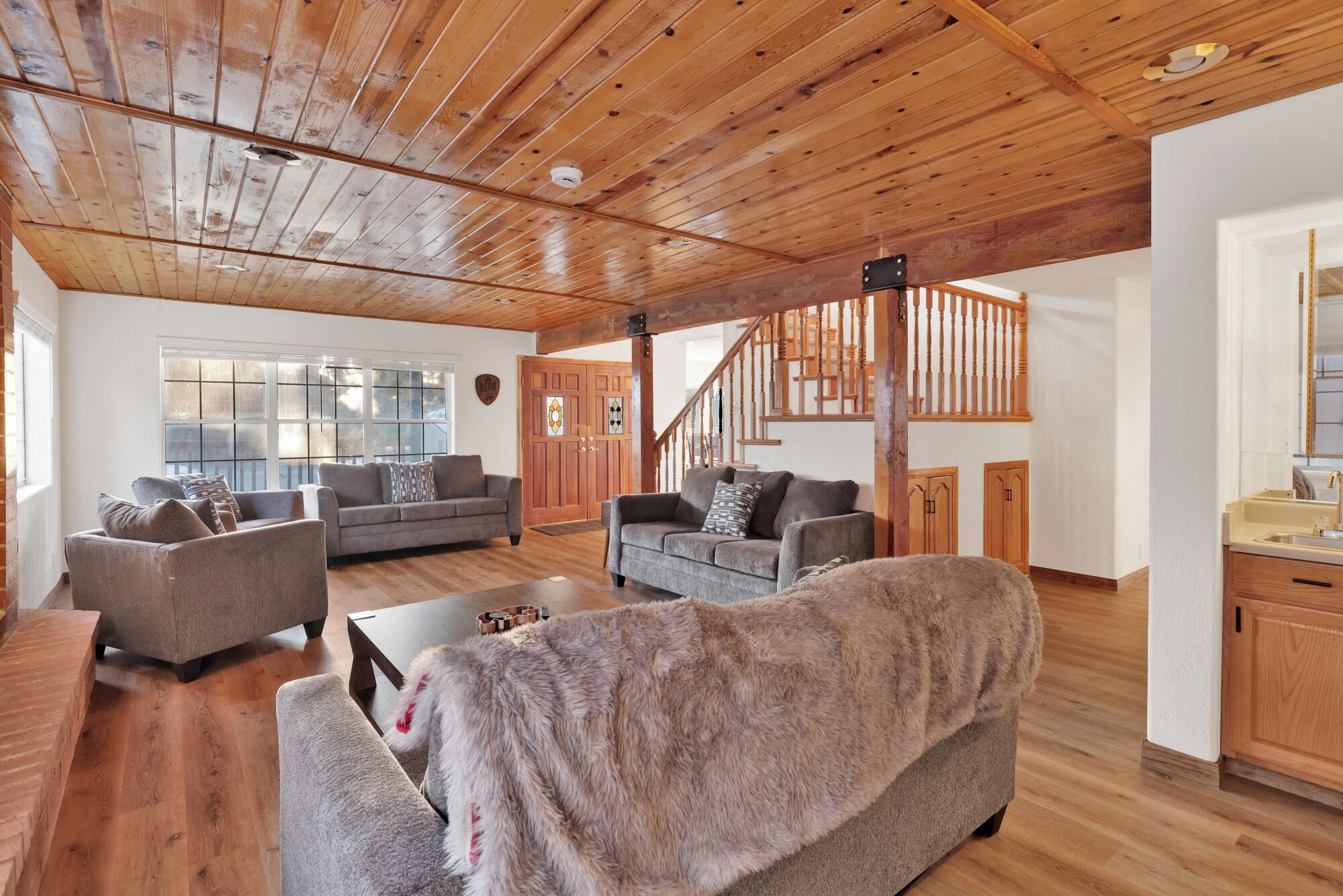 Een smart-tv, een open haard, videogames en tafelvoetbal