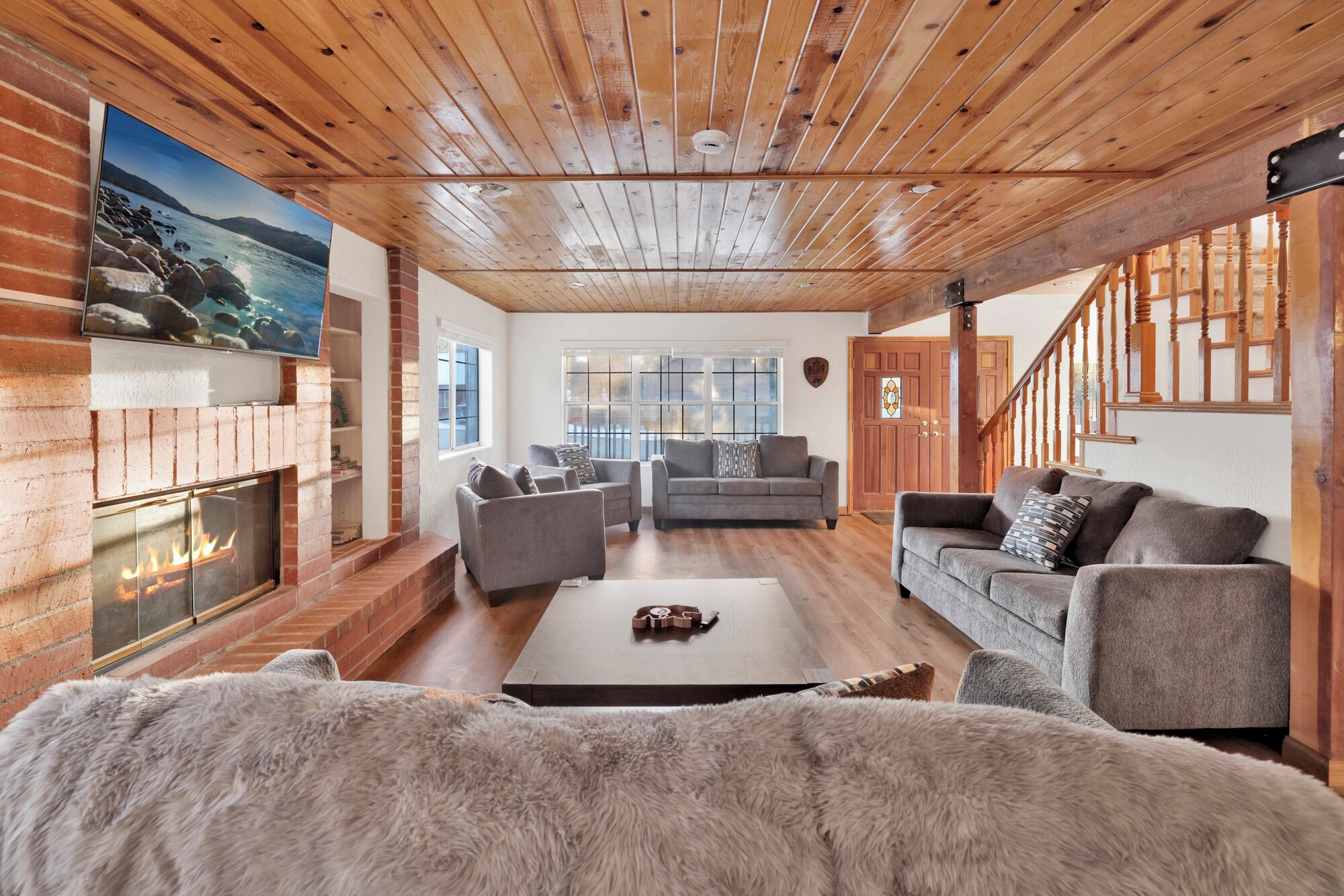 Una Smart TV, una chimenea, videojuegos, un futbolín