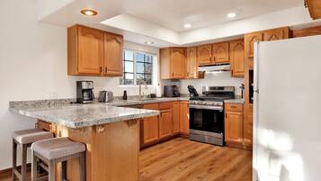 Geladeira, micro-ondas, fogão, cooktop