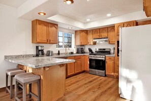 Geladeira, micro-ondas, fogão, cooktop