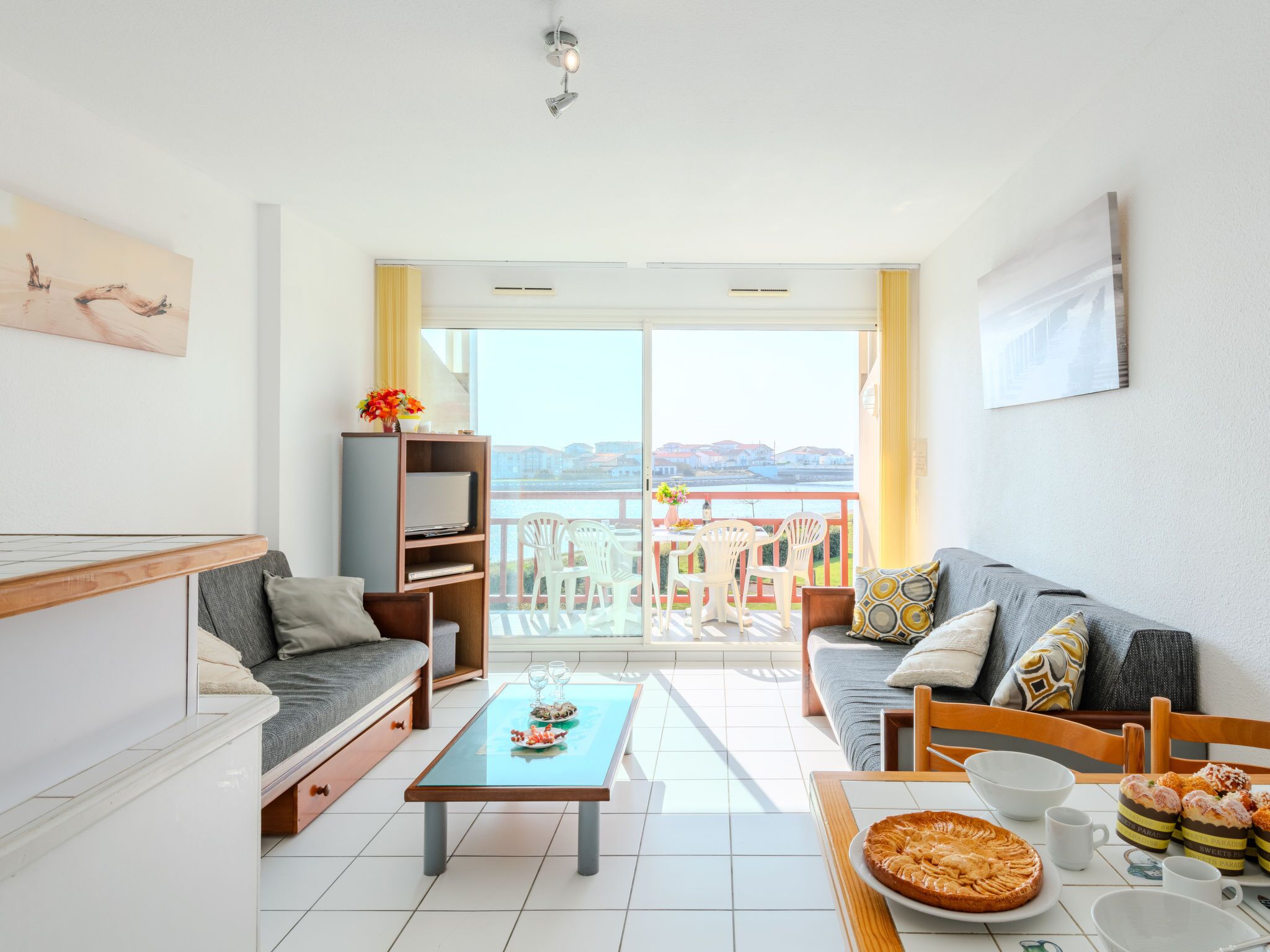 Un salon moderne avec un canapé, une table basse et un balcon offrant une vue agréable.