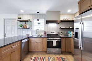 Réfrigérateur, four à micro-ondes, un four, surface de cuisson