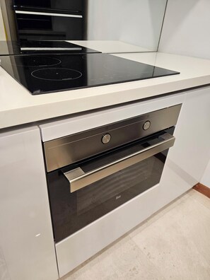 Refrigerador, microondas, placa de cocina, cafetera/tetera