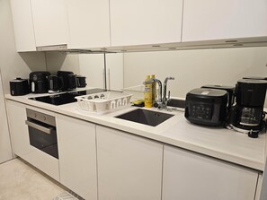 Frigorífico, microondas, placa de cocina y cafetera o tetera