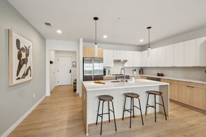 Réfrigérateur, micro-ondes, four, plaque de cuisson