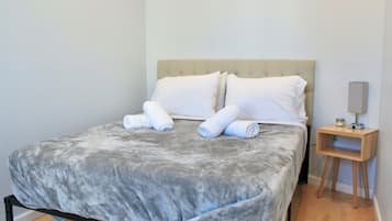 1 habitación, tabla de planchar con plancha, wifi gratis y ropa de cama