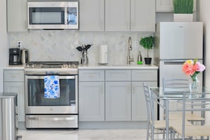 Fridge, microwave, oven, stovetop - 15 Minutes From Manhattan Brand New 1-Bedroom in Astoria Queens/LIC (Queens)