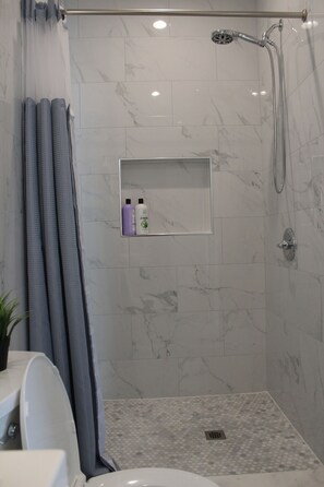 Douche, sèche-cheveux, serviettes fournies, savon