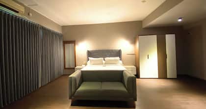 HOTEL GOLDEN SEASON
