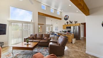 Een smart-tv en een open haard