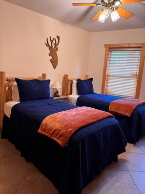 3 bedrooms, desk, travel crib, free WiFi - GhostMountainDirectView SaunaHotTubNearSkiResortPetFriendlyTeslaCharger (Maggie Valley)