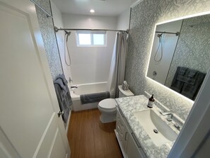 Hair dryer, towels, soap, shampoo - Clean Penthouse with Balcony (Burbank)