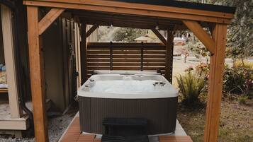 Banyera d'hidromassatge a l'aire lliure