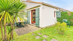 Il s’agit d’un petit bâtiment d’un seul étage, à l’extérieur blanc et doté d’un toit en tuiles. On y trouve une porte verte et une petite fenêtre avec des volets.