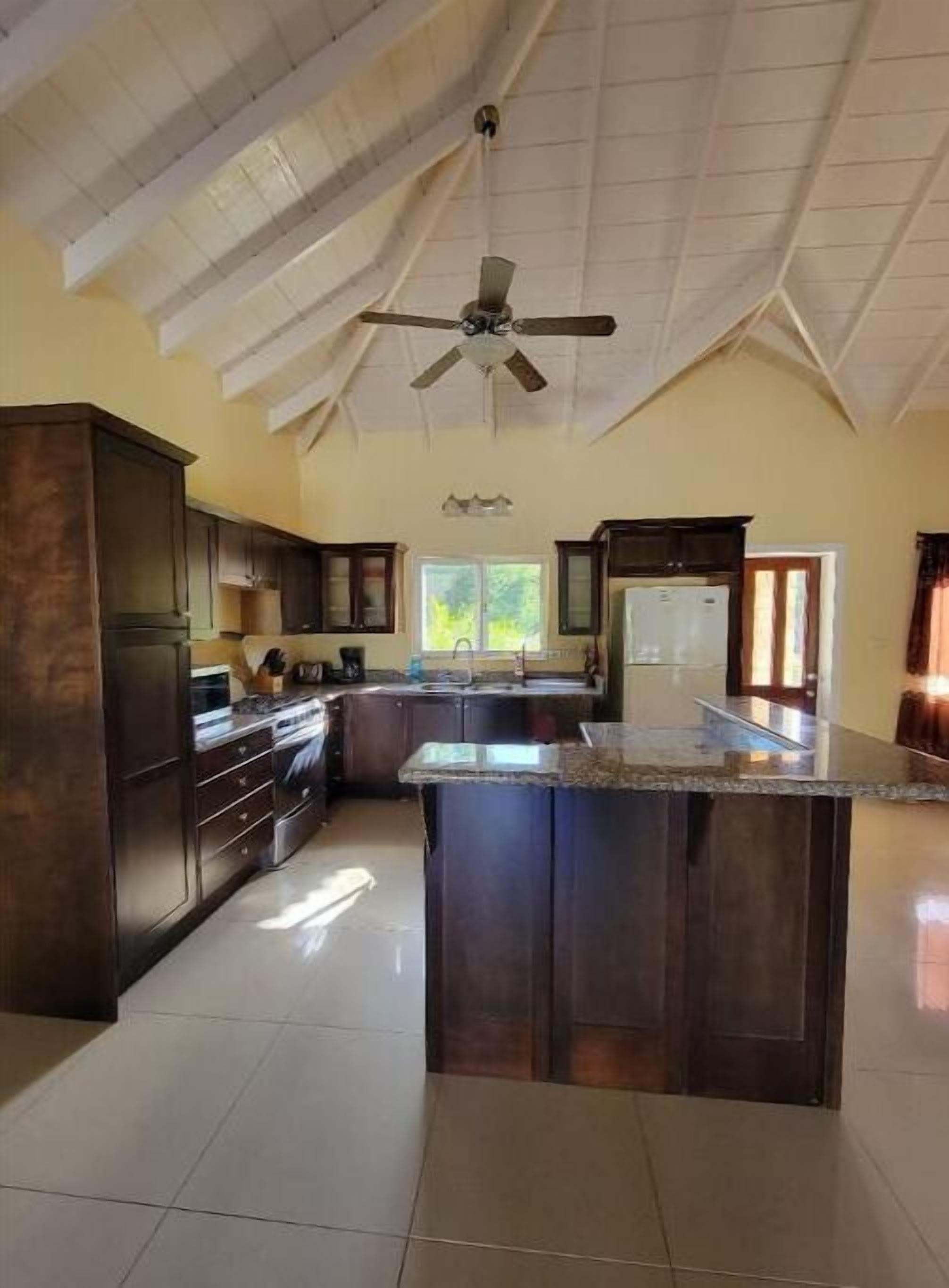 Réfrigérateur, micro-ondes, plaque de cuisson, cafetière/bouilloire