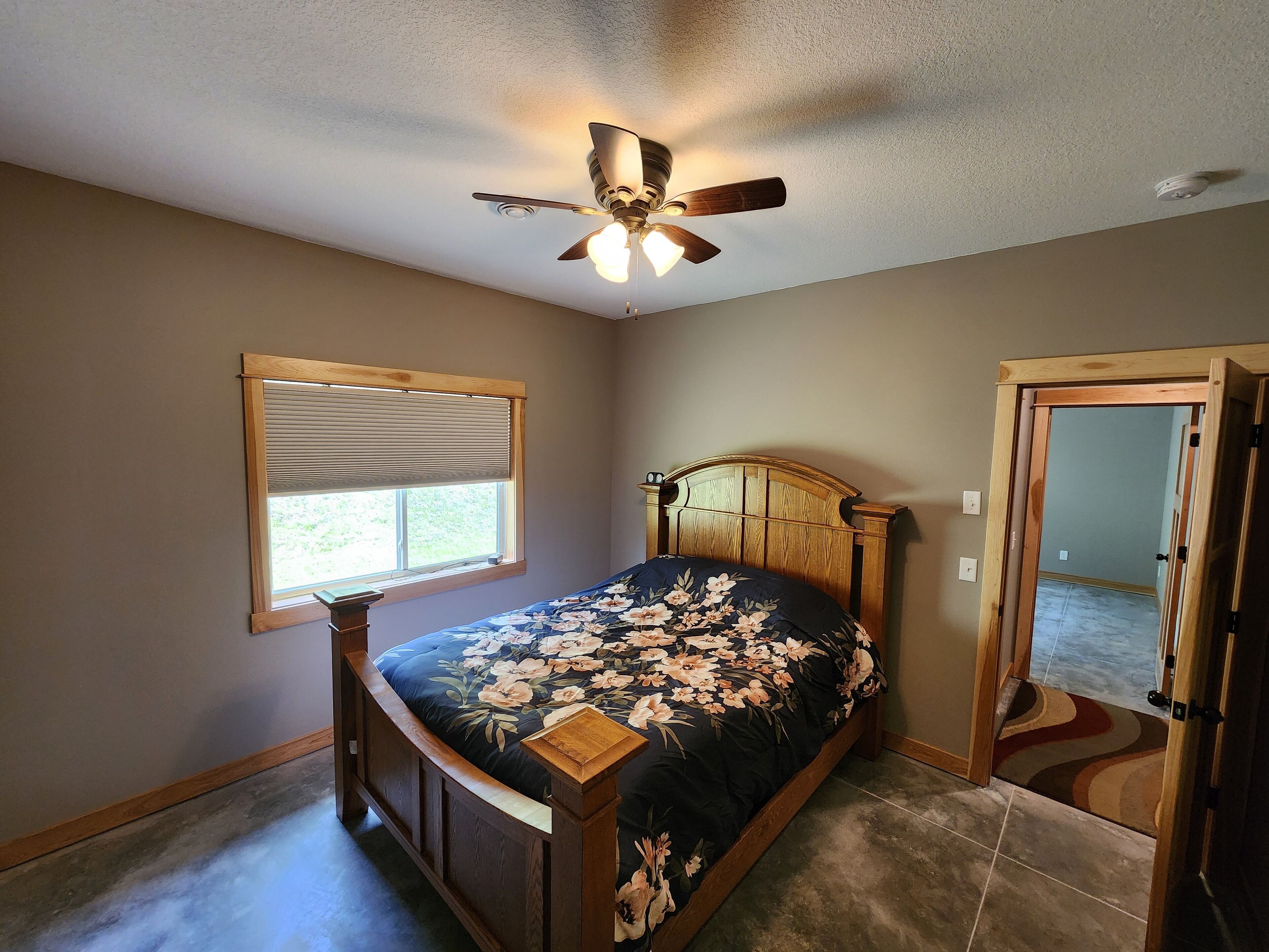 4 habitaciones, escritorio y tabla de planchar con plancha 