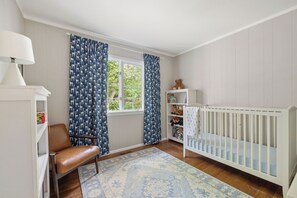 3 slaapkamers, een bureau, een strijkplank/strijkijzer, reisbedje