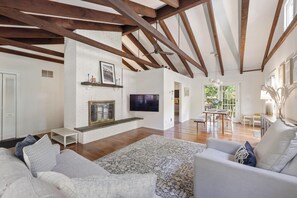 Smart-TV, Kamin, Videospiele, Computerbildschirme