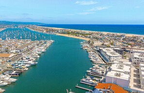 Marina - Luxury Tri-Level Condo with AC, Ocean Views, and Rooftop Hot Tub (Newport Beach)