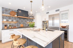 冷蔵庫、電子レンジ、オーブン、コンロ