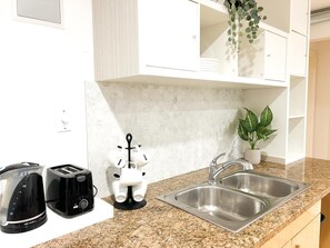 Een koelkast, een microgolfoven, een oven, een kookplaat