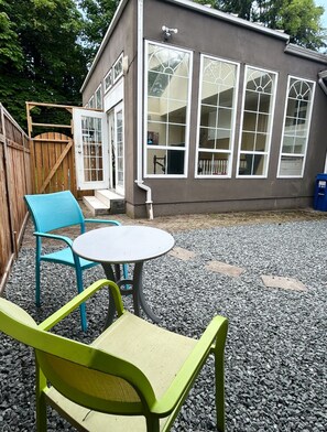 Outdoor dining -  Vancouver Private 3 bedrooms 3 bathroom,  5 Min to airport, 15 min to Downtown. (Vancouver)