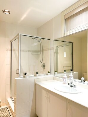 Shower, hair dryer, towels, soap -  Vancouver Private 3 bedrooms 3 bathroom,  5 Min to airport, 15 min to Downtown. (Vancouver)
