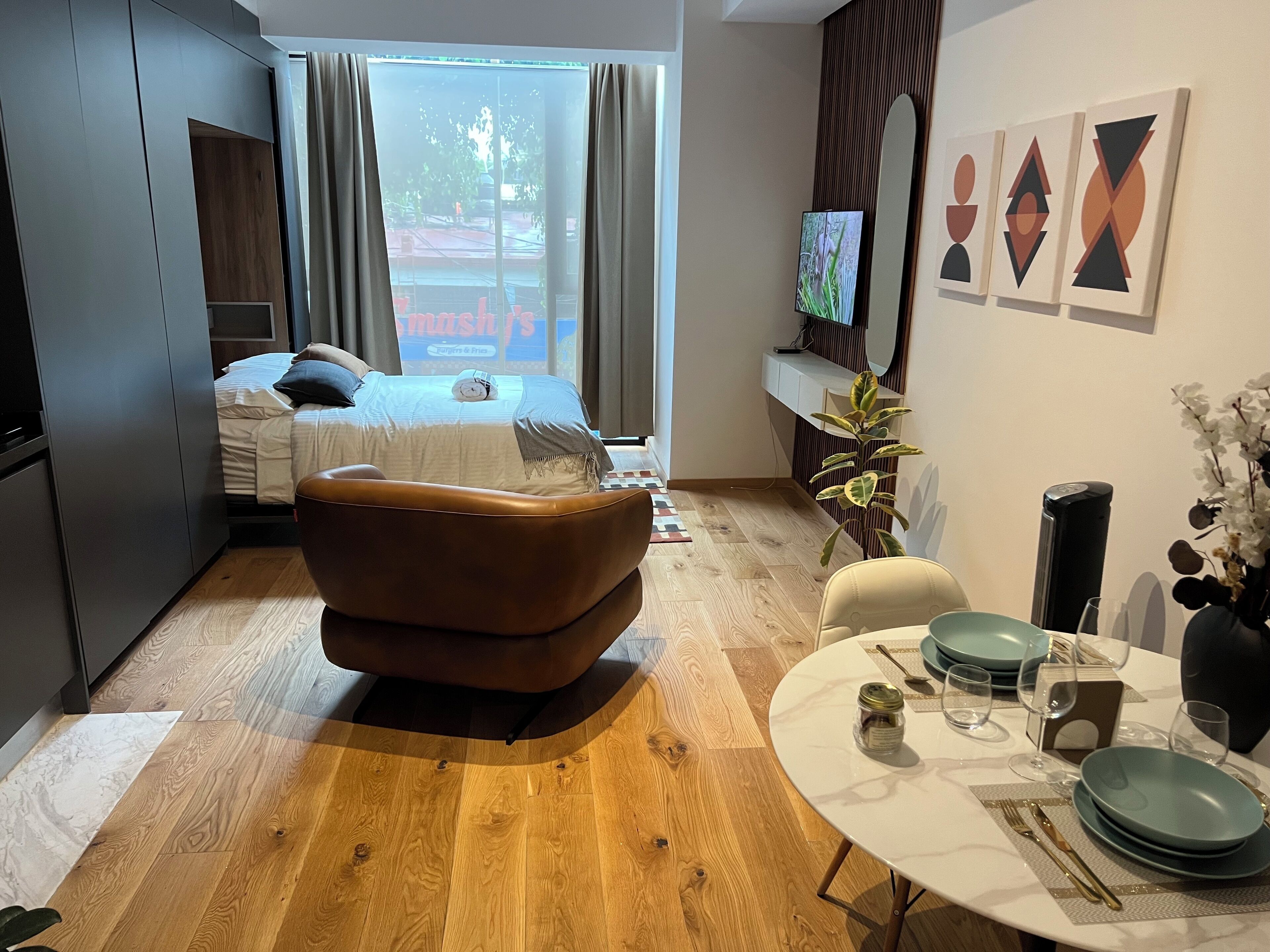 1 slaapkamer, een kluis op de kamer, een bureau