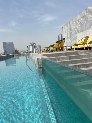 Alberca al aire libre y alberca climatizada