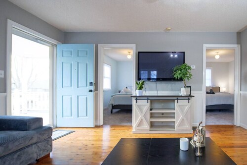 Petersburg’s Hidden Cottage: A Cozy Tiny Getaway