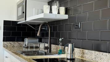 Mikrovågsugn, spishäll och pappersservetter