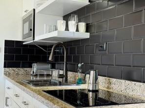 Micro-ondas, cooktop, toalhas de papel