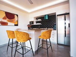 Microondas, placa de cocina y papel de cocina